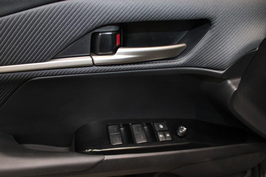 Used 2025 Toyota Camry SE image 16