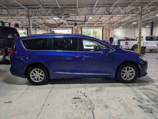 Used 2020 Chrysler Pacifica Touring-L FWD image 2