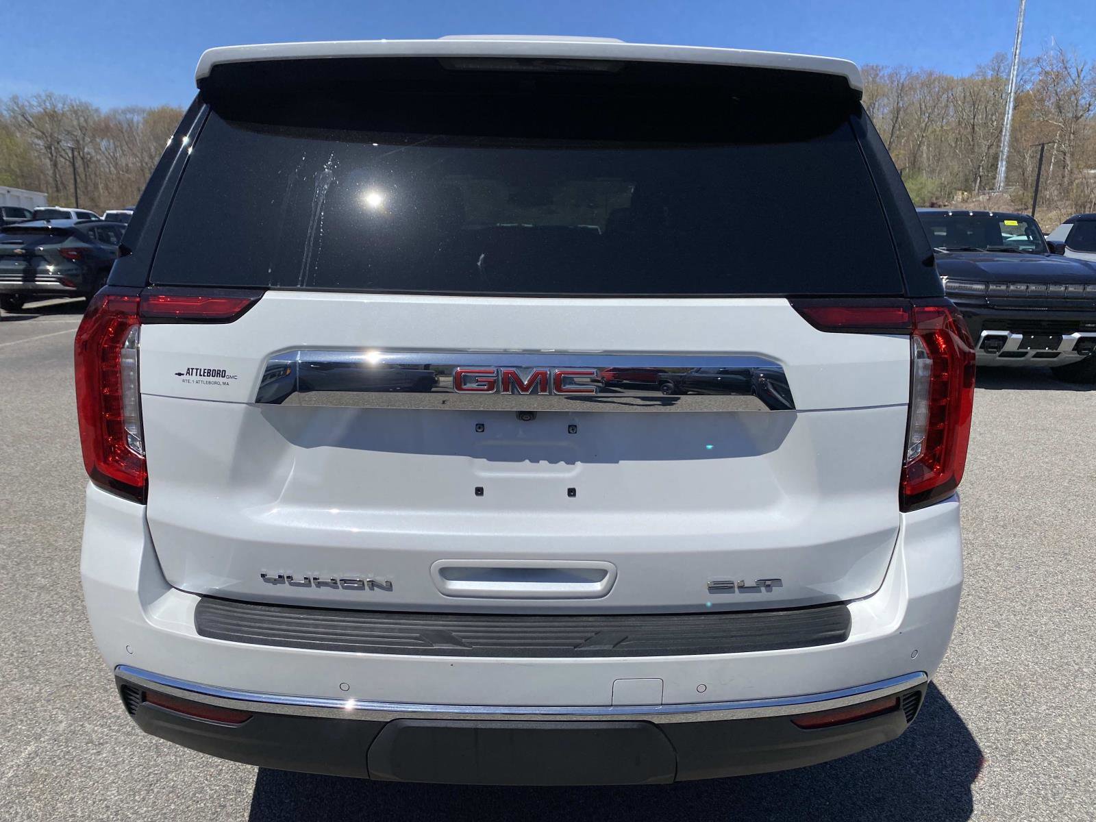 Used 2023 GMC Yukon SLT w/ SLT Premium Package AWD/4WD image 4