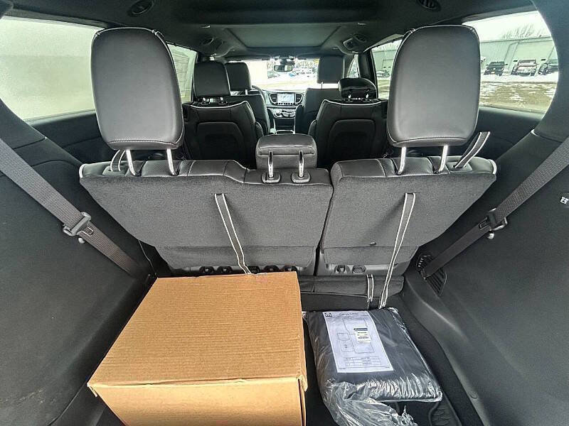 New 2026 Chrysler Pacifica Limited w/ S Appearance Package FWD image 34