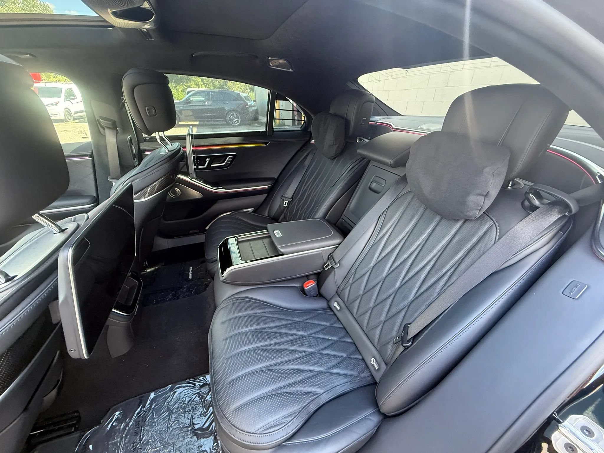 Used 2024 Mercedes-Benz S 63 AMG S w/ Carbon Fiber Exterior Package image 39