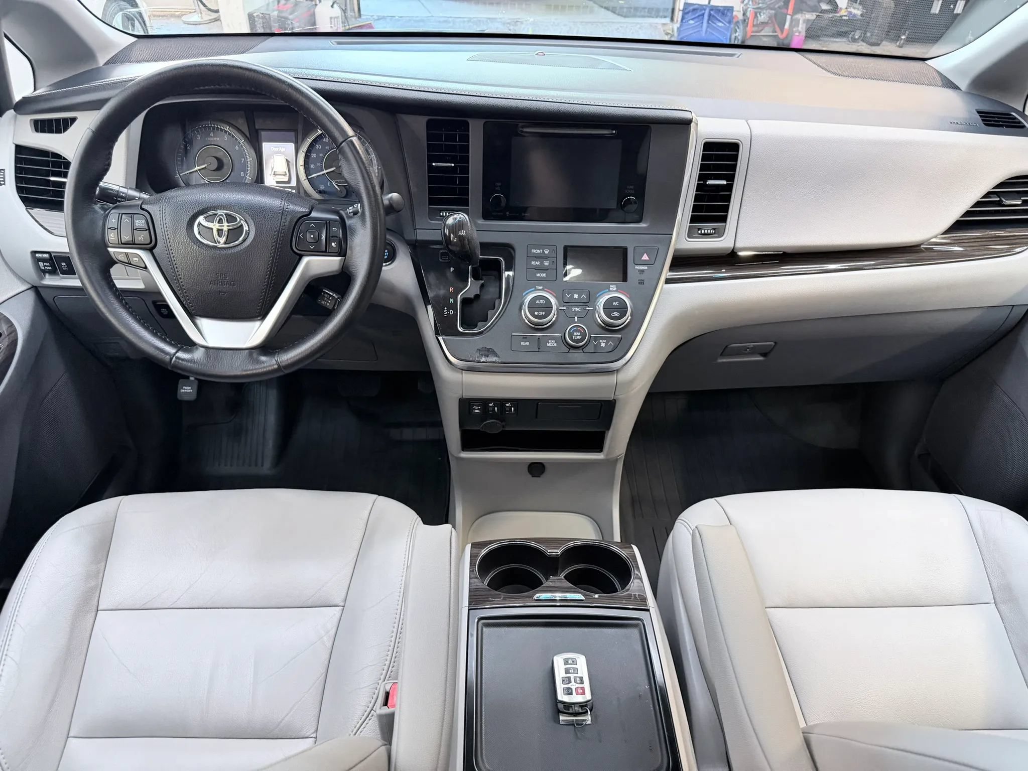 Used 2017 Toyota Sienna XLE FWD image 12