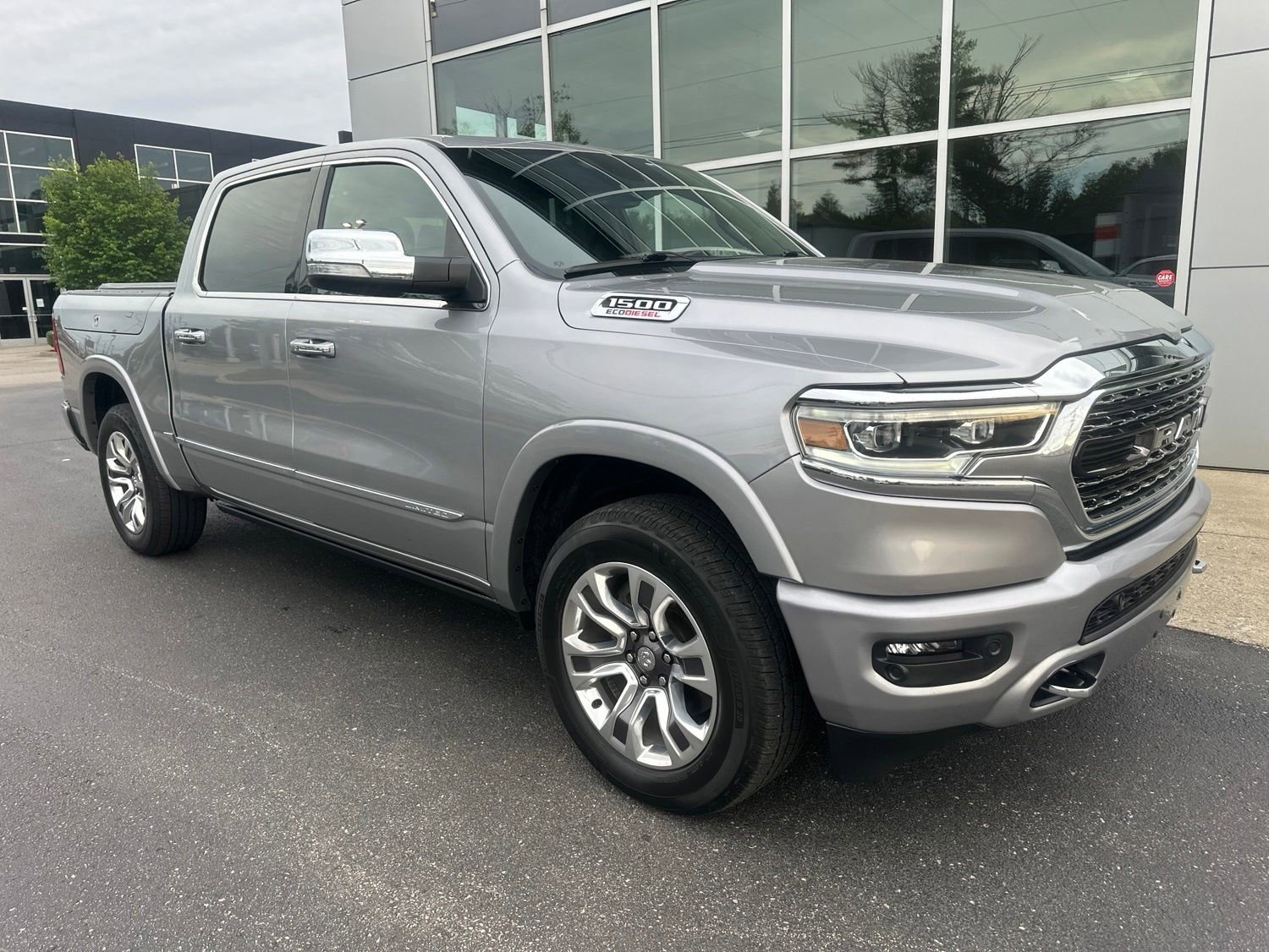 Used 2022 RAM 1500 Limited w/ Body Color Bumper Group AWD/4WD image 3