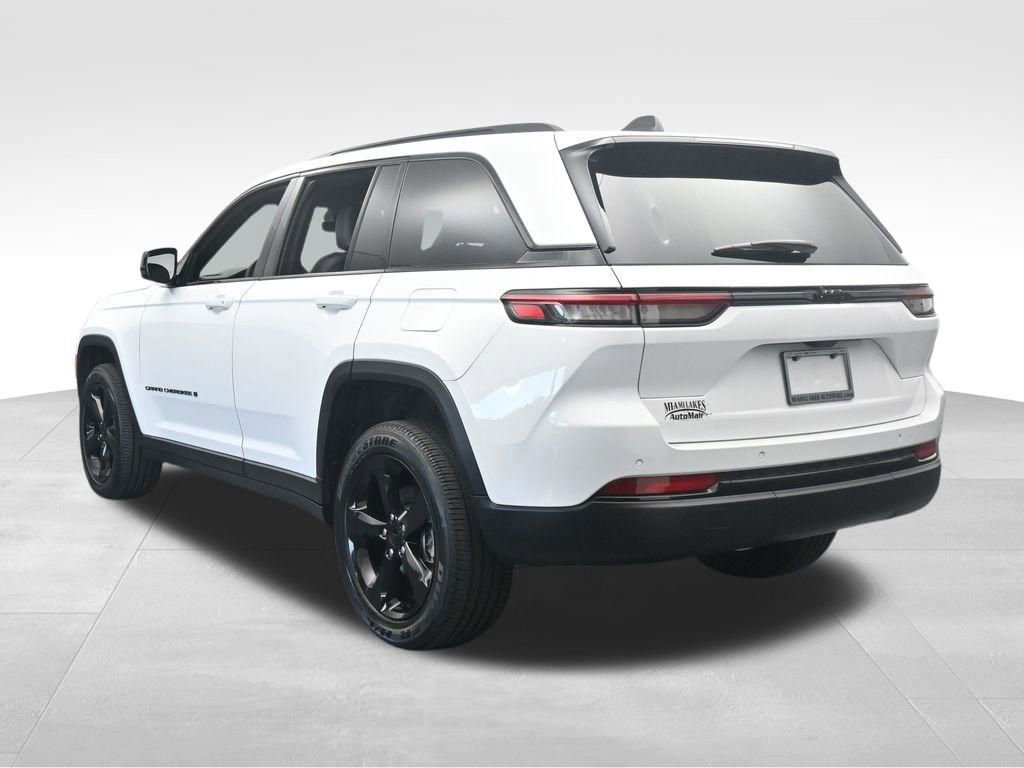 Used 2025 Jeep Grand Cherokee Altitude image 4