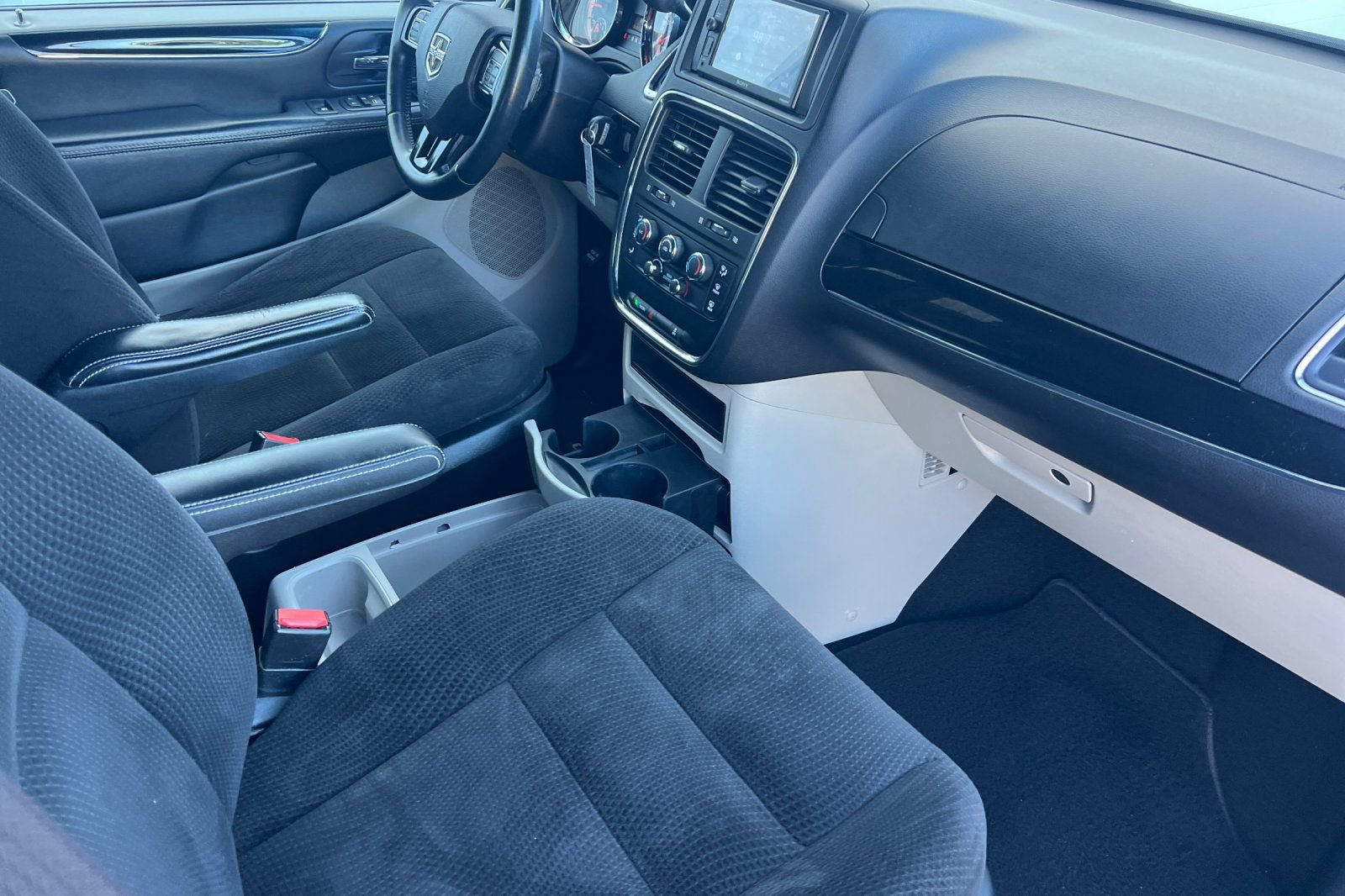 Used 2016 Dodge Grand Caravan SE FWD image 14