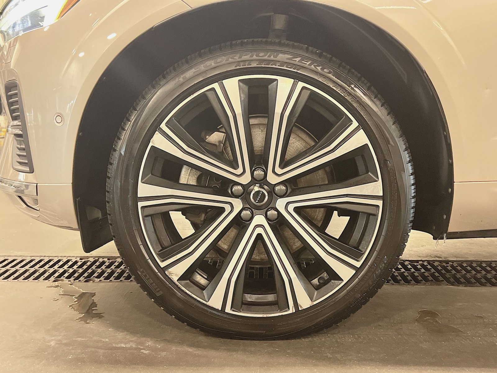 Certified 2023 Volvo XC60 B6 Ultimate w/ Protection Package Premier image 12