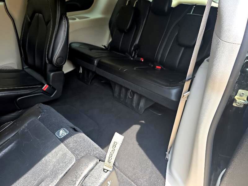 Used 2024 Chrysler Pacifica Touring-L image 23