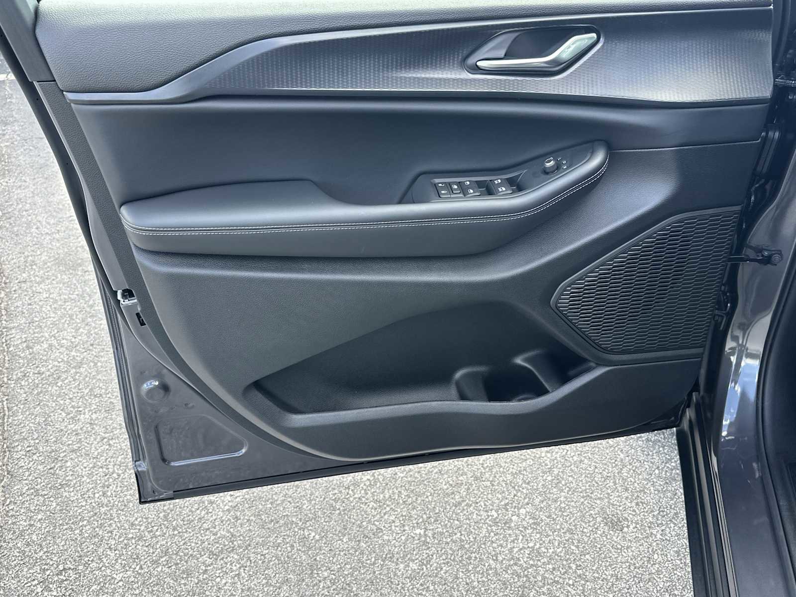 New 2025 Jeep Grand Cherokee L Laredo image 10
