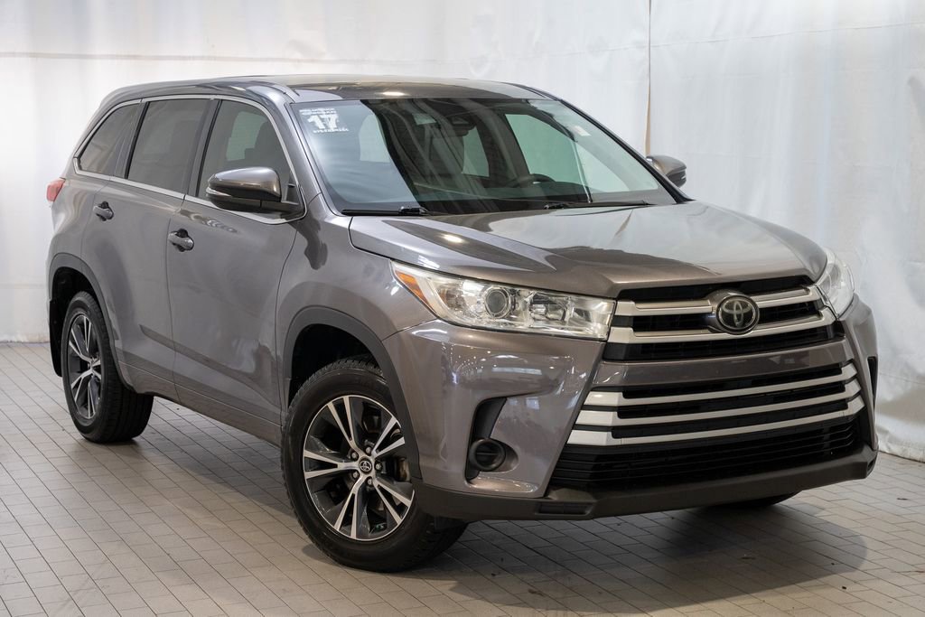 Used 2017 Toyota Highlander LE image 1