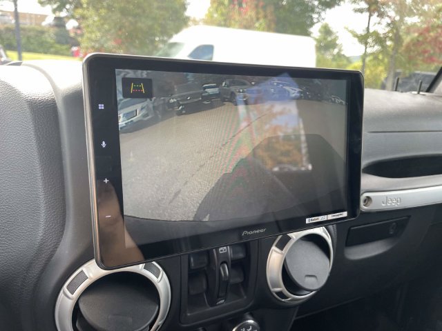 Used 2017 Jeep Wrangler Unlimited Sahara w/ Connectivity Group AWD/4WD image 32