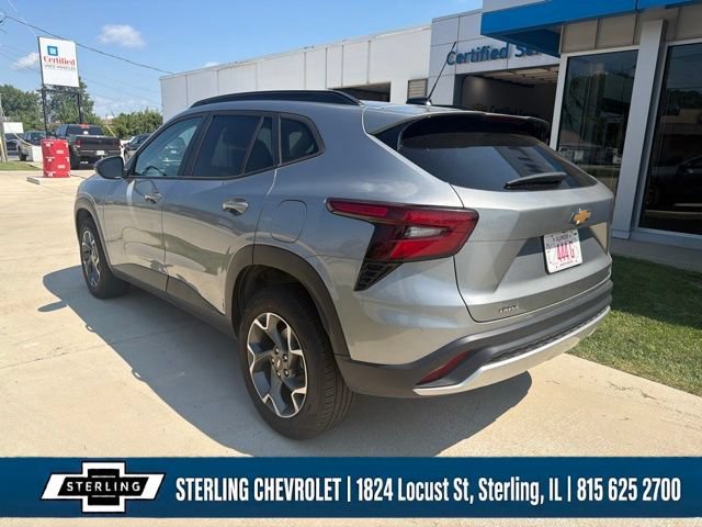 Used 2025 Chevrolet Trax LT FWD image 3