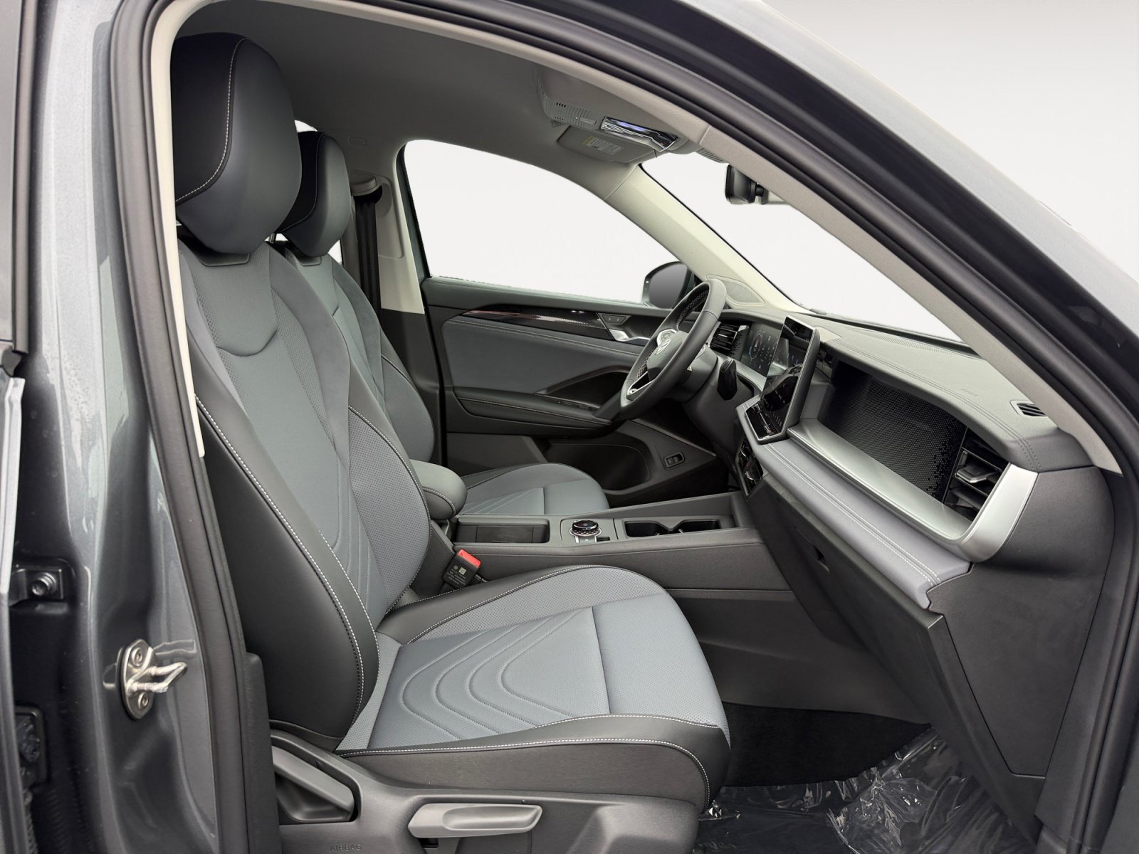 New 2026 Volkswagen Tiguan SE FWD image 19