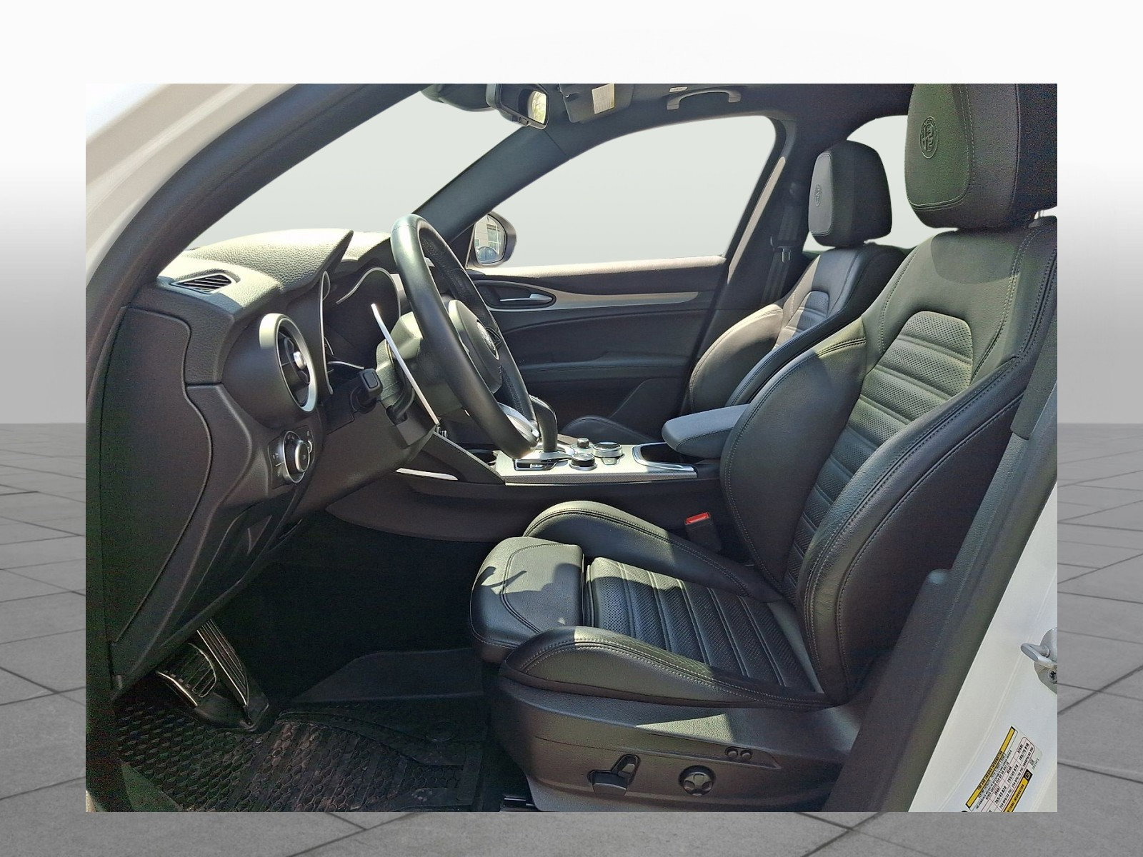 Used 2022 Alfa Romeo Stelvio Veloce image 2