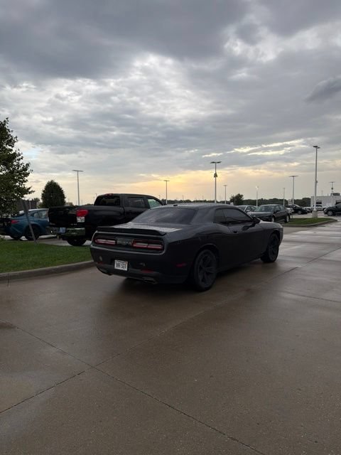 Used 2019 Dodge Challenger SXT RWD image 3