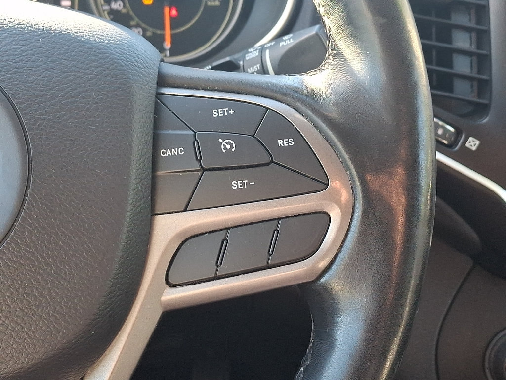 Used 2020 Jeep Cherokee Latitude Plus w/ Cold Weather Group AWD/4WD image 21