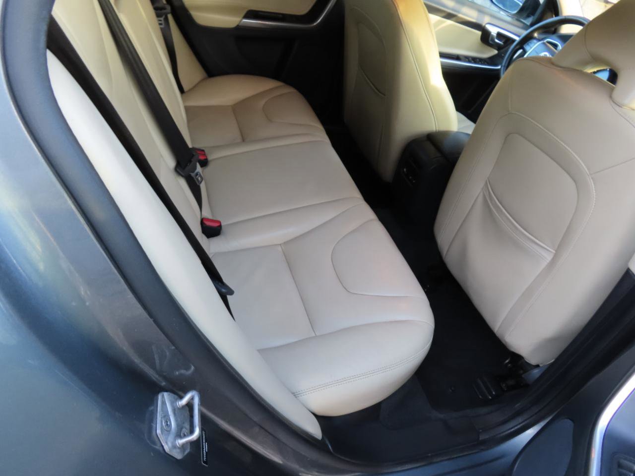 Used 2017 Volvo V60 T5 Cross Country w/ Climate Package image 17