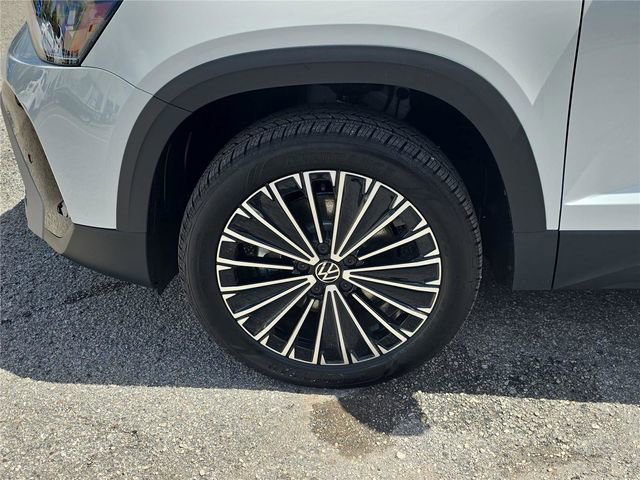 New 2026 Volkswagen Taos SE FWD image 7