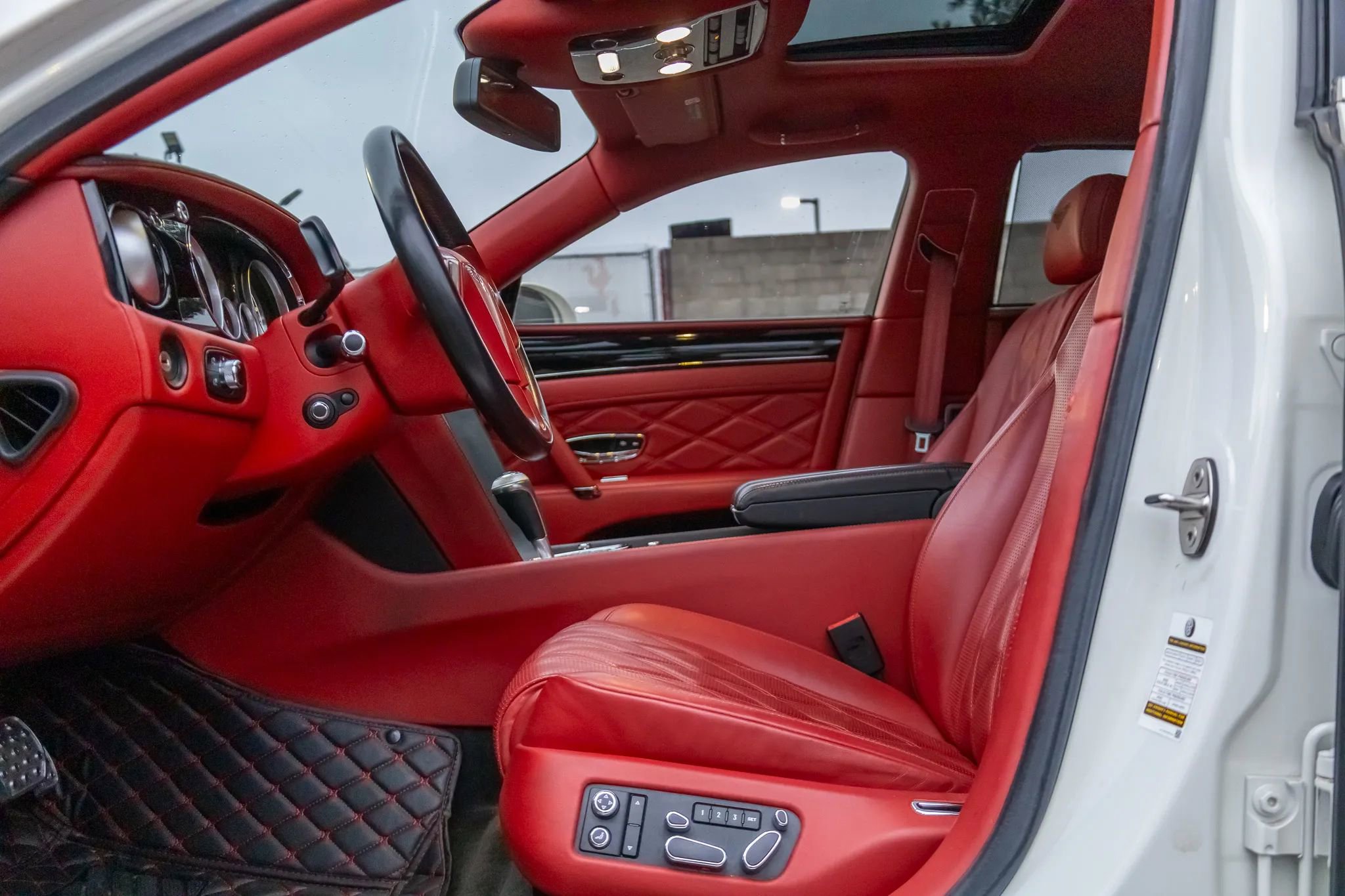 Used 2015 Bentley Flying Spur V8 image 38