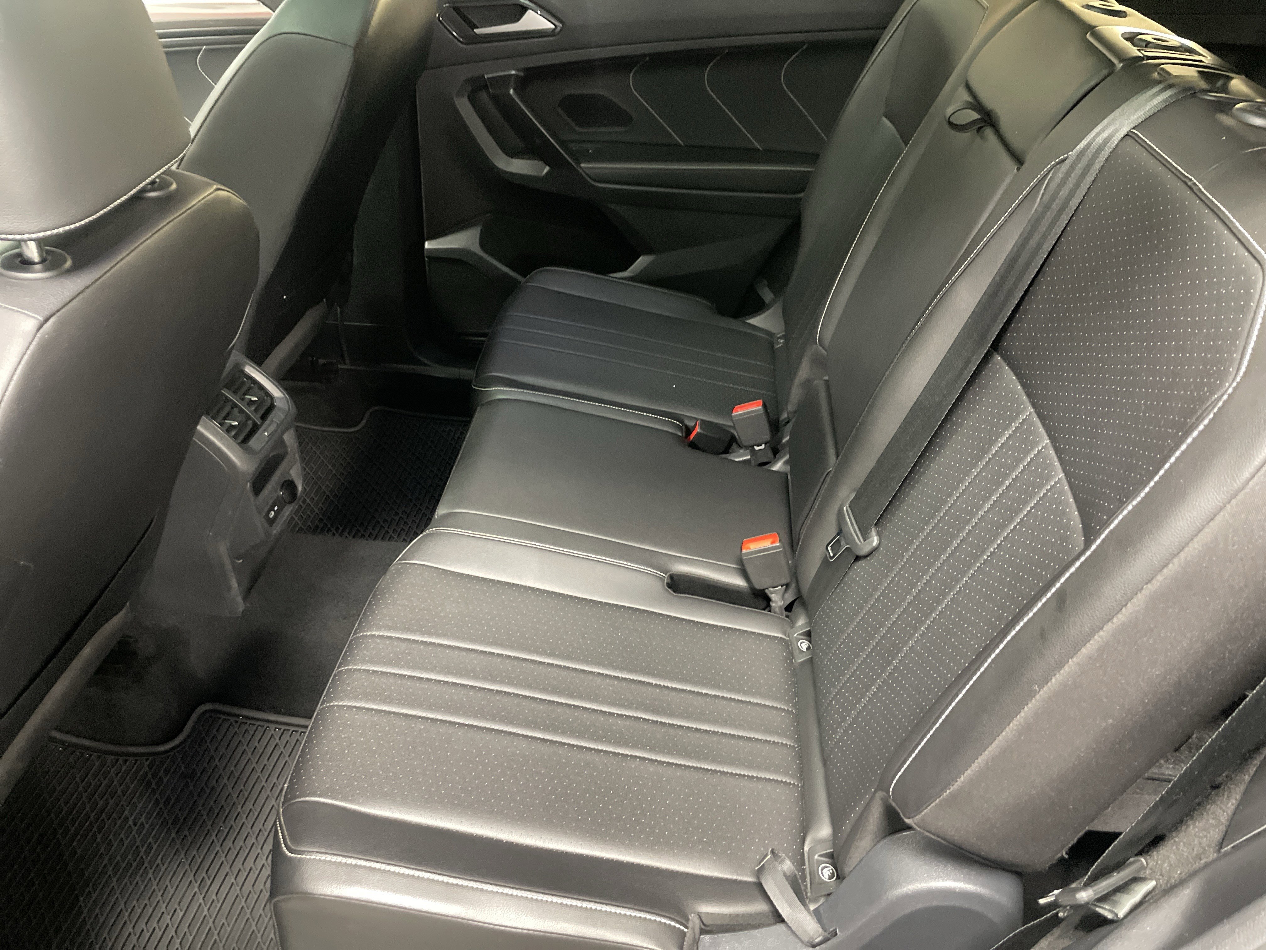 Used 2023 Volkswagen Tiguan SE R-Line FWD image 32