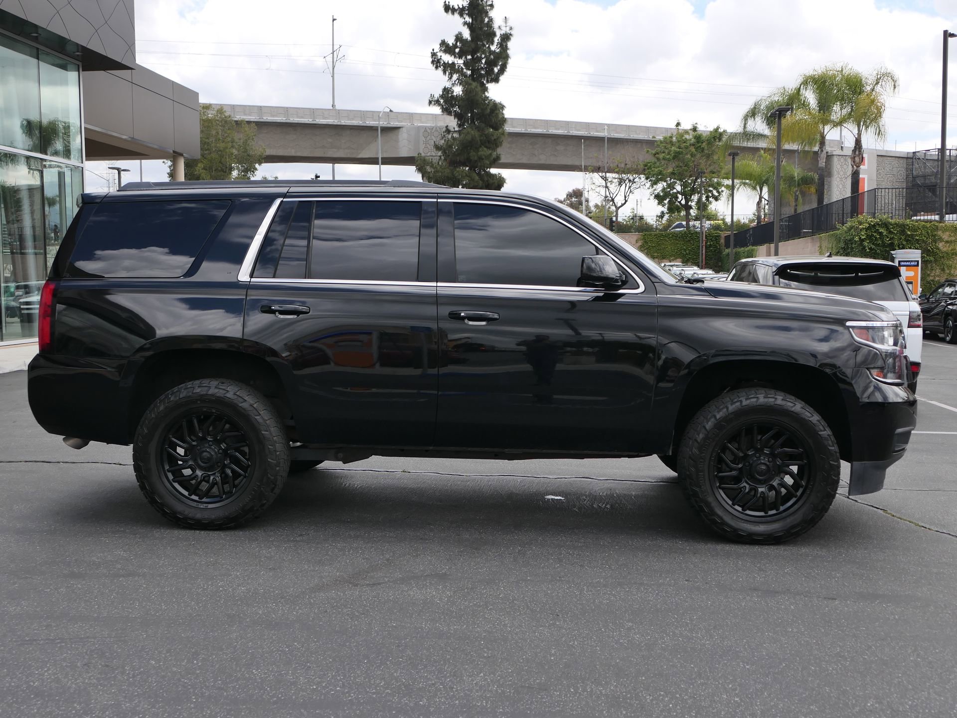Used 2017 Chevrolet Tahoe LT w/ Luxury Package RWD image 2
