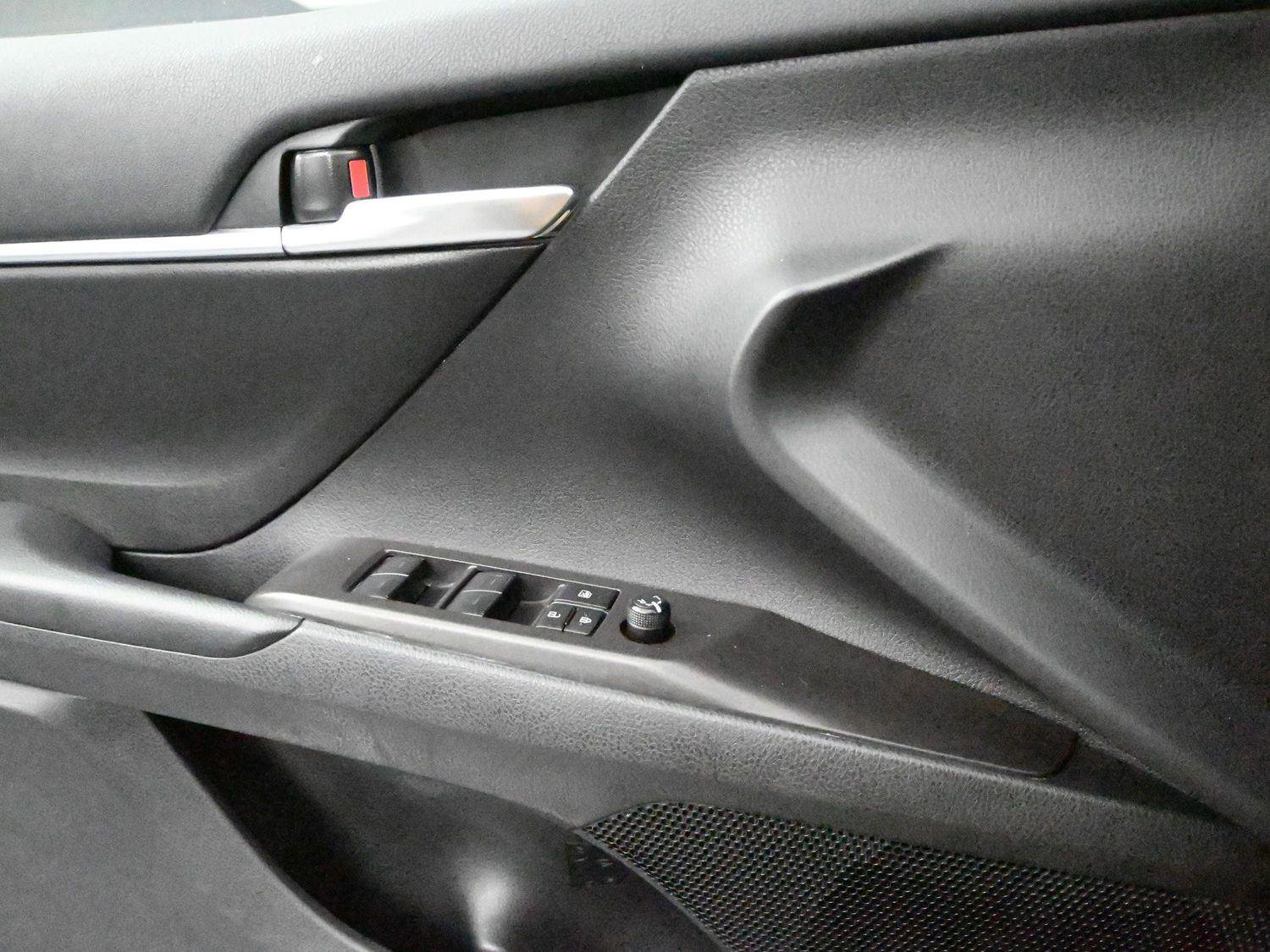 Used 2024 Toyota Camry SE image 6