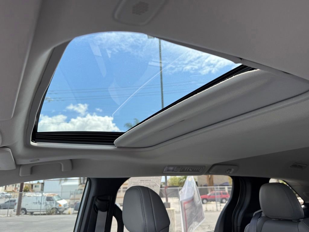 Used 2025 Toyota Sienna XLE w/ XLE Plus Package FWD image 23