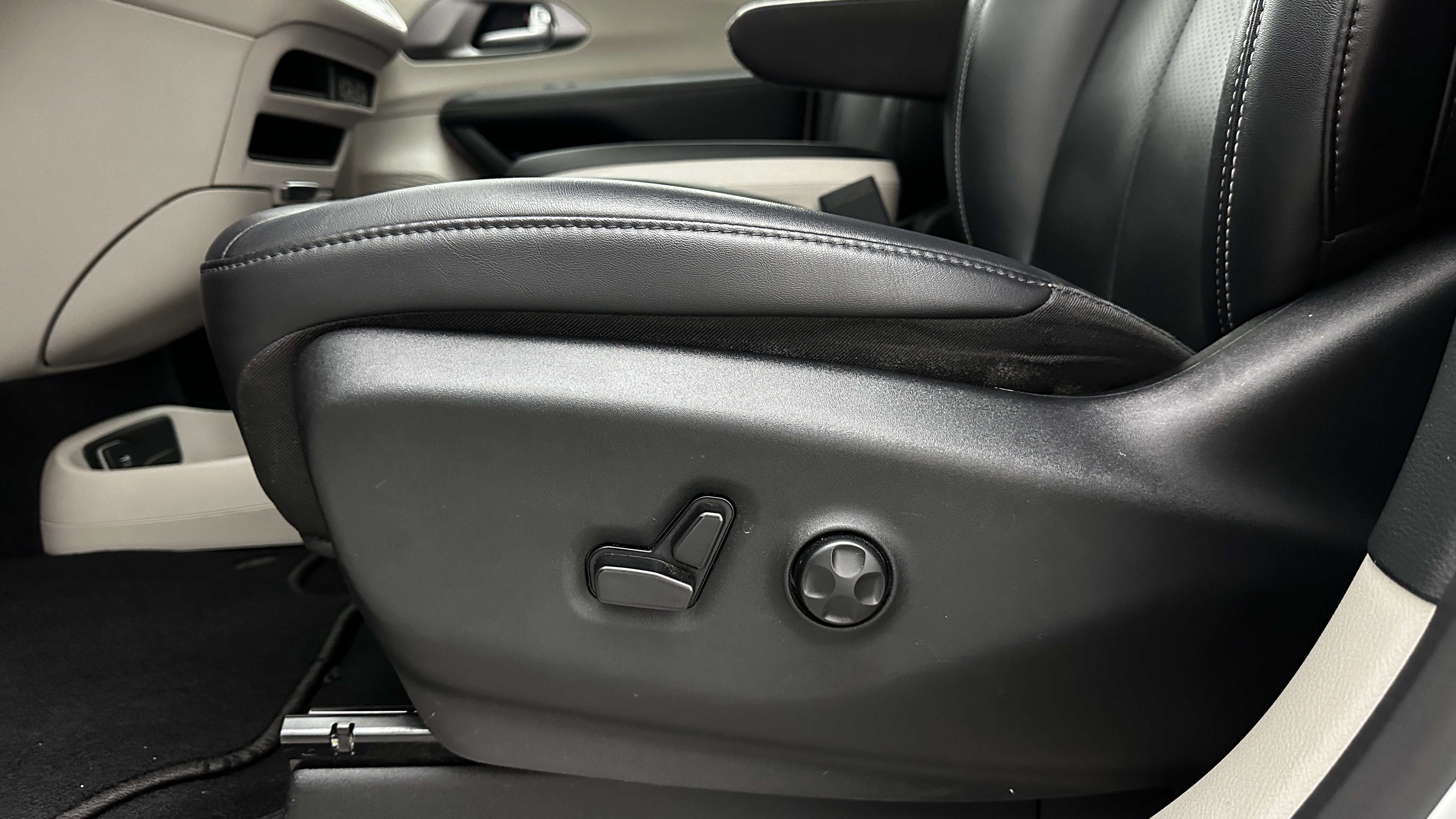 Used 2024 Chrysler Pacifica Touring-L image 13