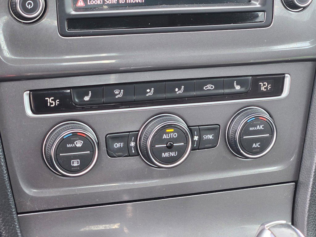 Used 2016 Volkswagen e-Golf SE w/ DC Fast Charging Package image 27