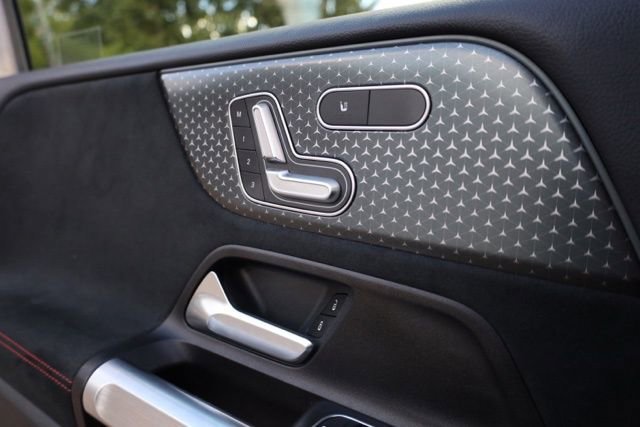 Used 2024 Mercedes-Benz GLB 250 4MATIC image 19