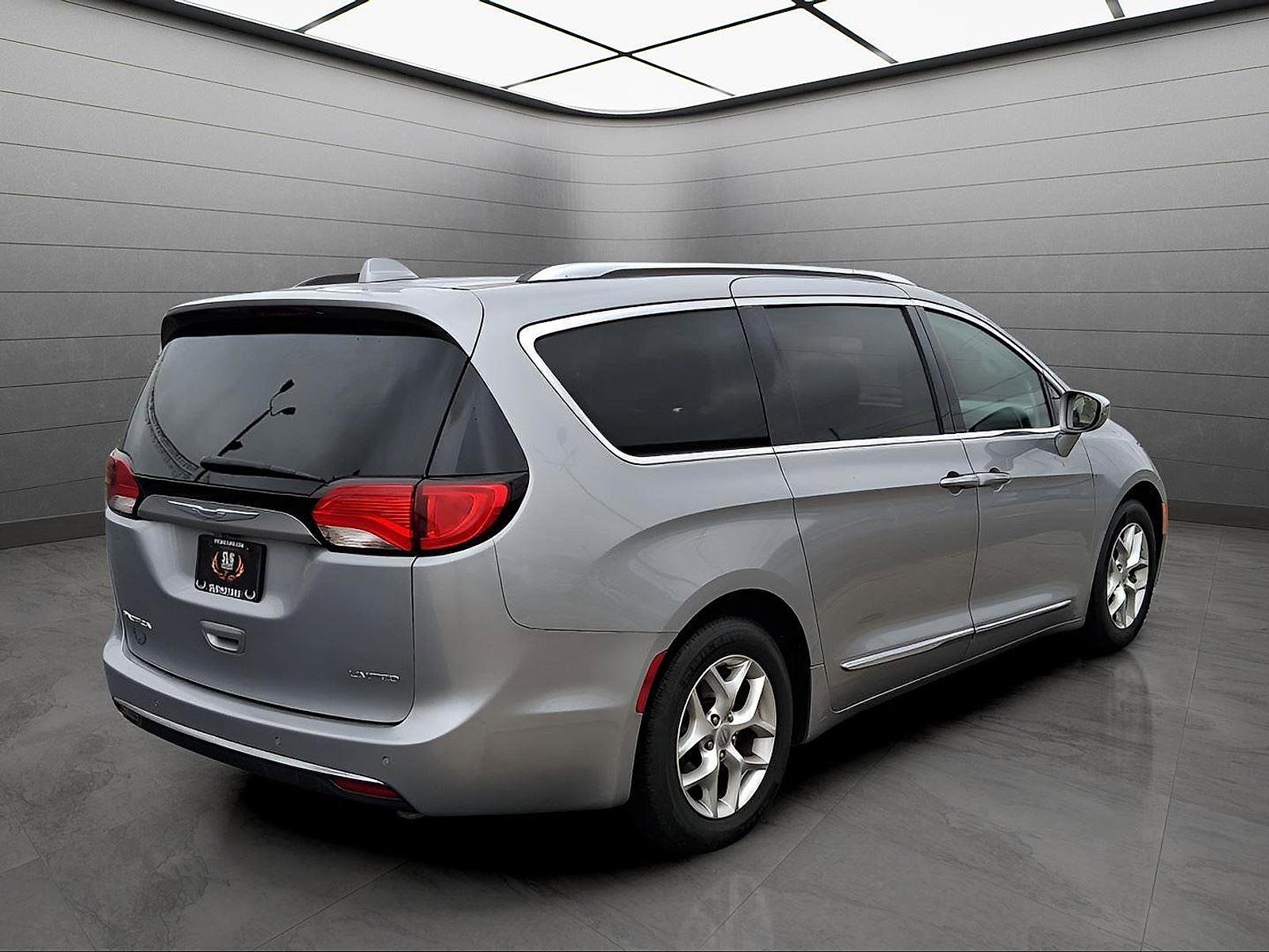 Used 2020 Chrysler Pacifica Limited image 5