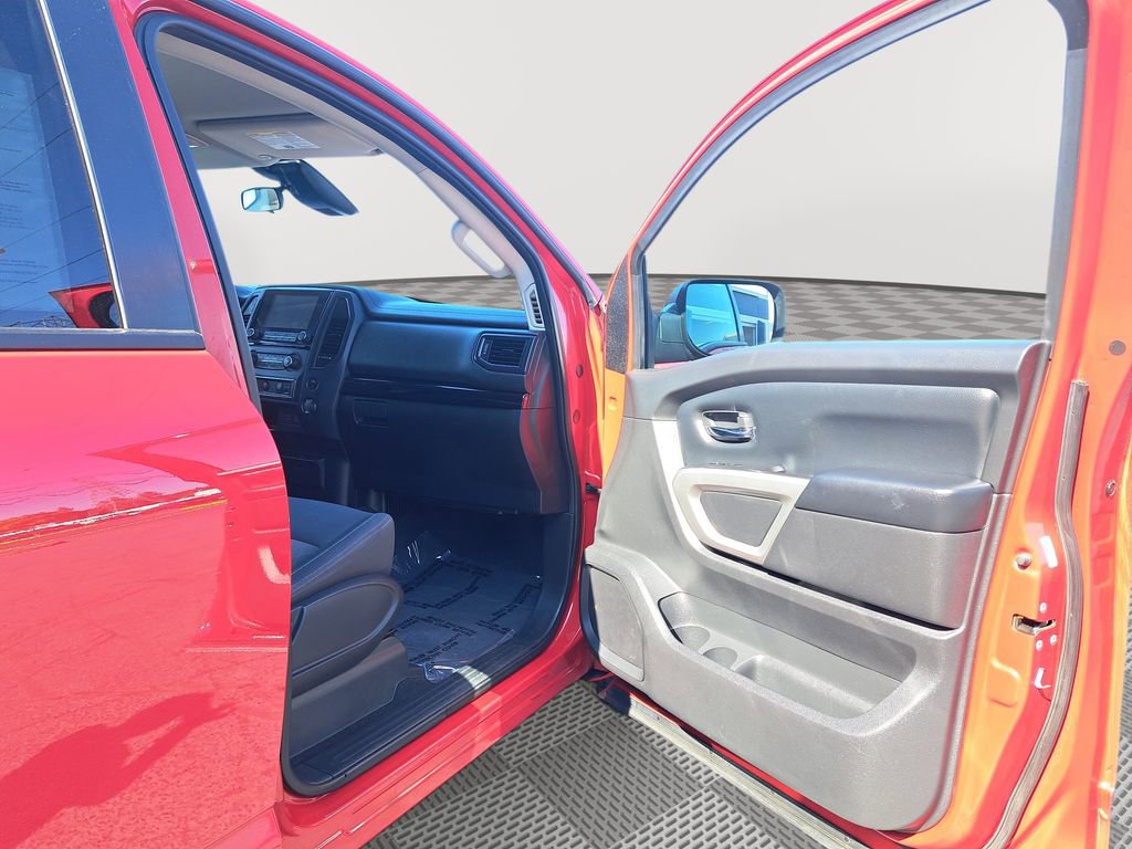 Used 2022 Nissan Titan SV image 17