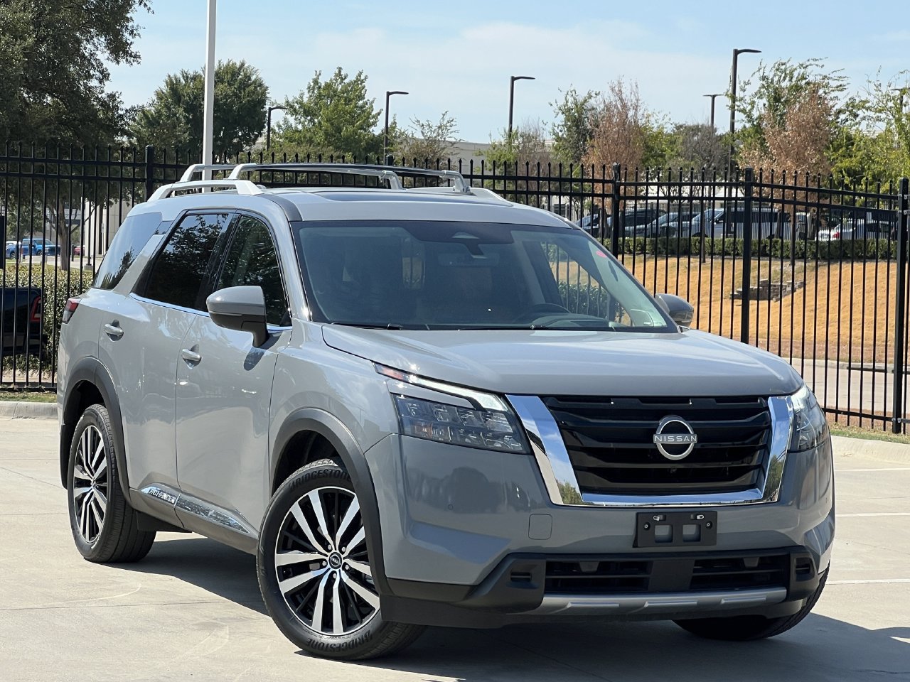 Used 2025 Nissan Pathfinder Platinum AWD/4WD image 2
