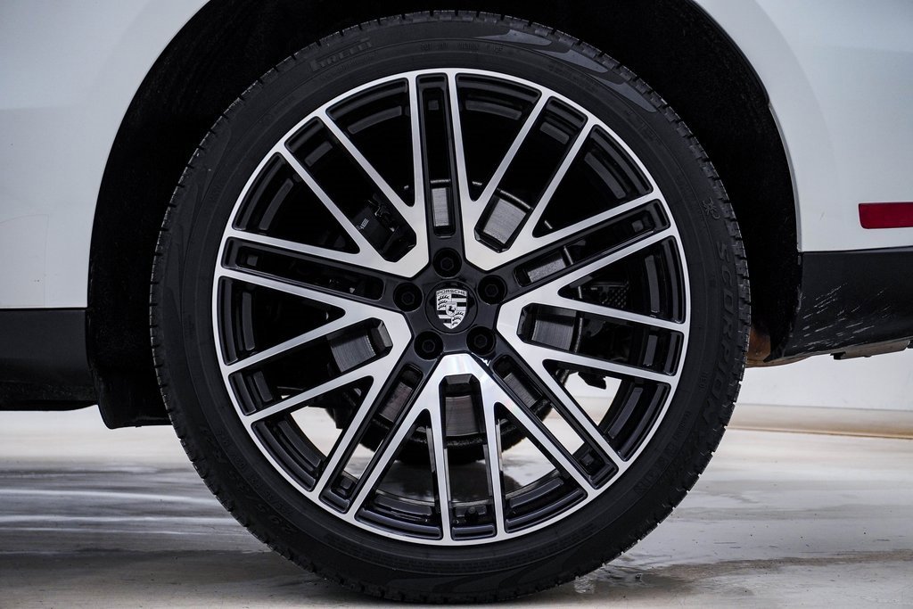 Certified 2025 Porsche Macan image 10