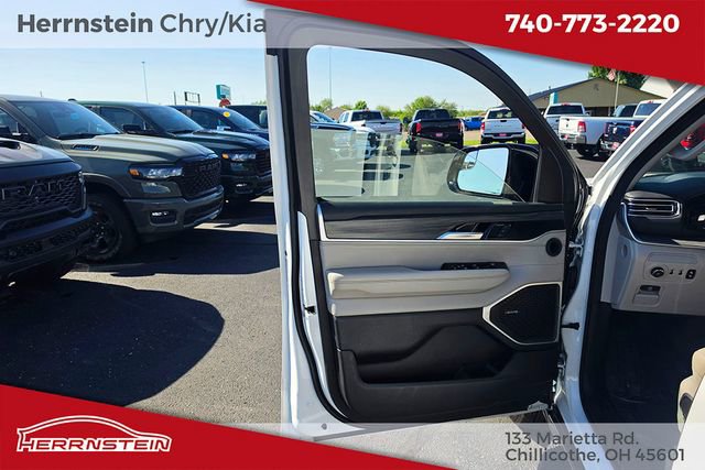 Used 2024 Jeep Wagoneer L Series II w/ Flexible Seating Group AWD/4WD image 11