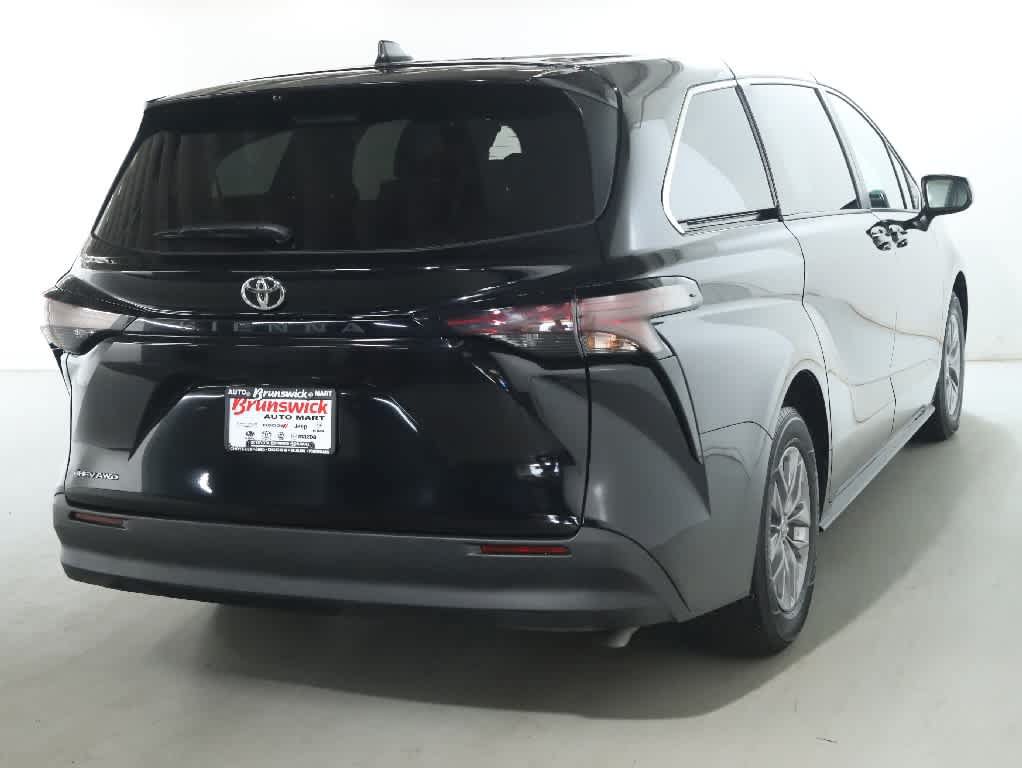 Certified 2026 Toyota Sienna LE AWD/4WD image 45