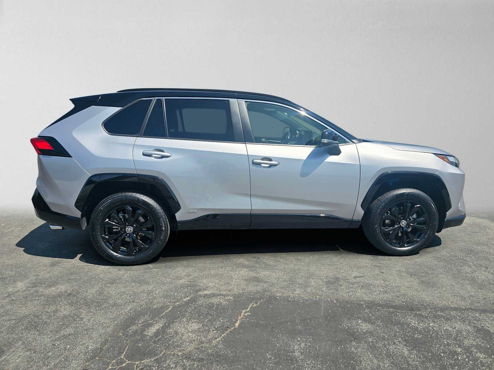 Used 2023 Toyota RAV4 XSE AWD/4WD image 2