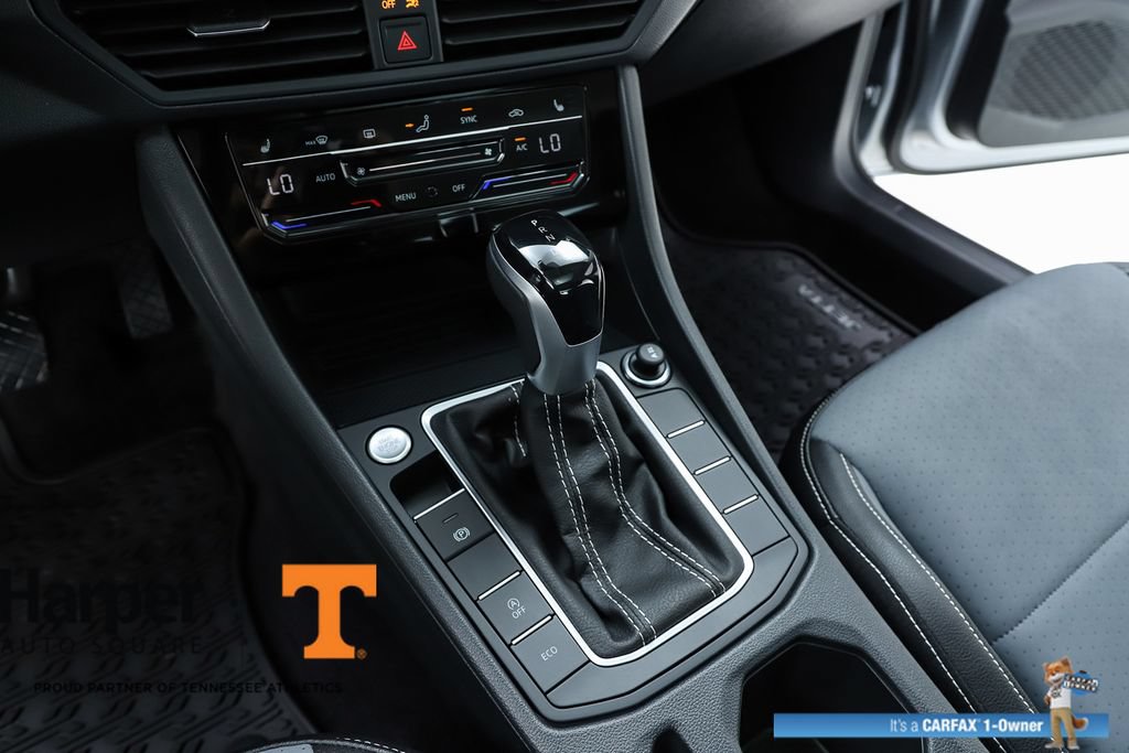 Used 2025 Volkswagen Jetta SE w/ Sunroof Package FWD image 24