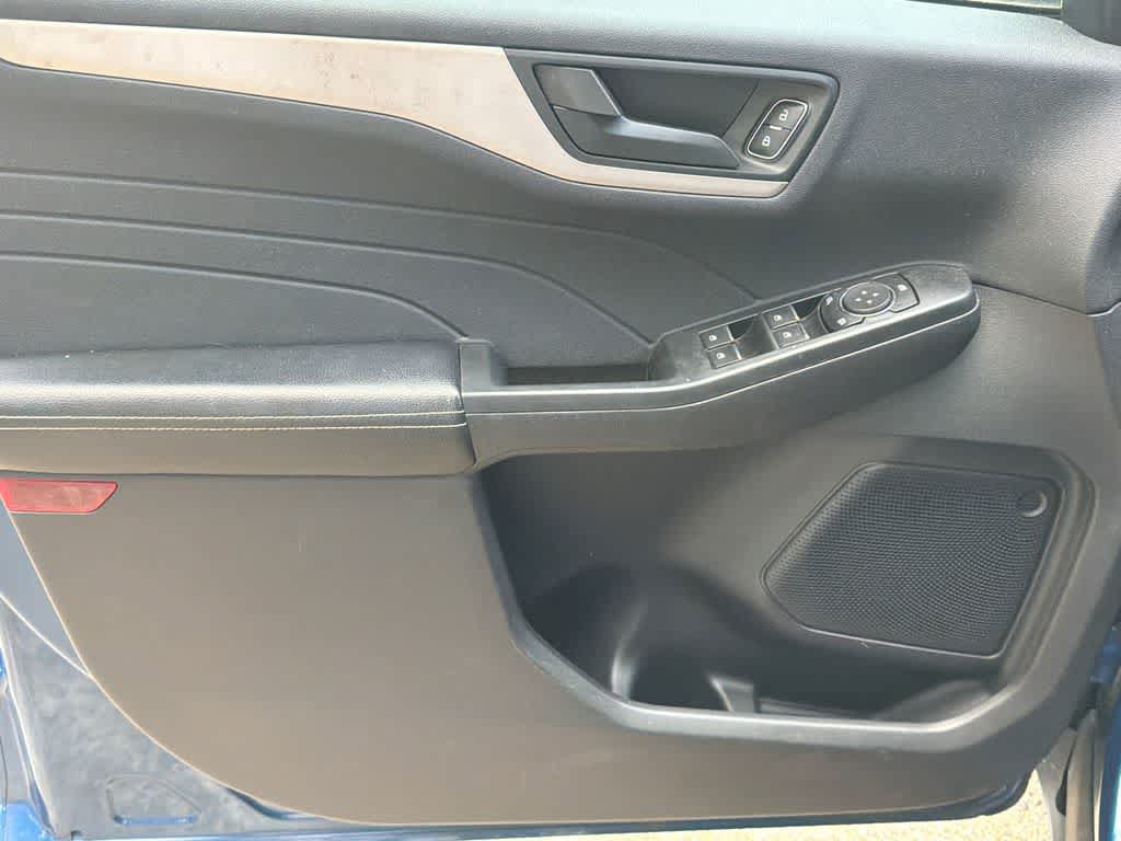 Used 2022 Ford Escape SE w/ Convenience Package FWD image 11