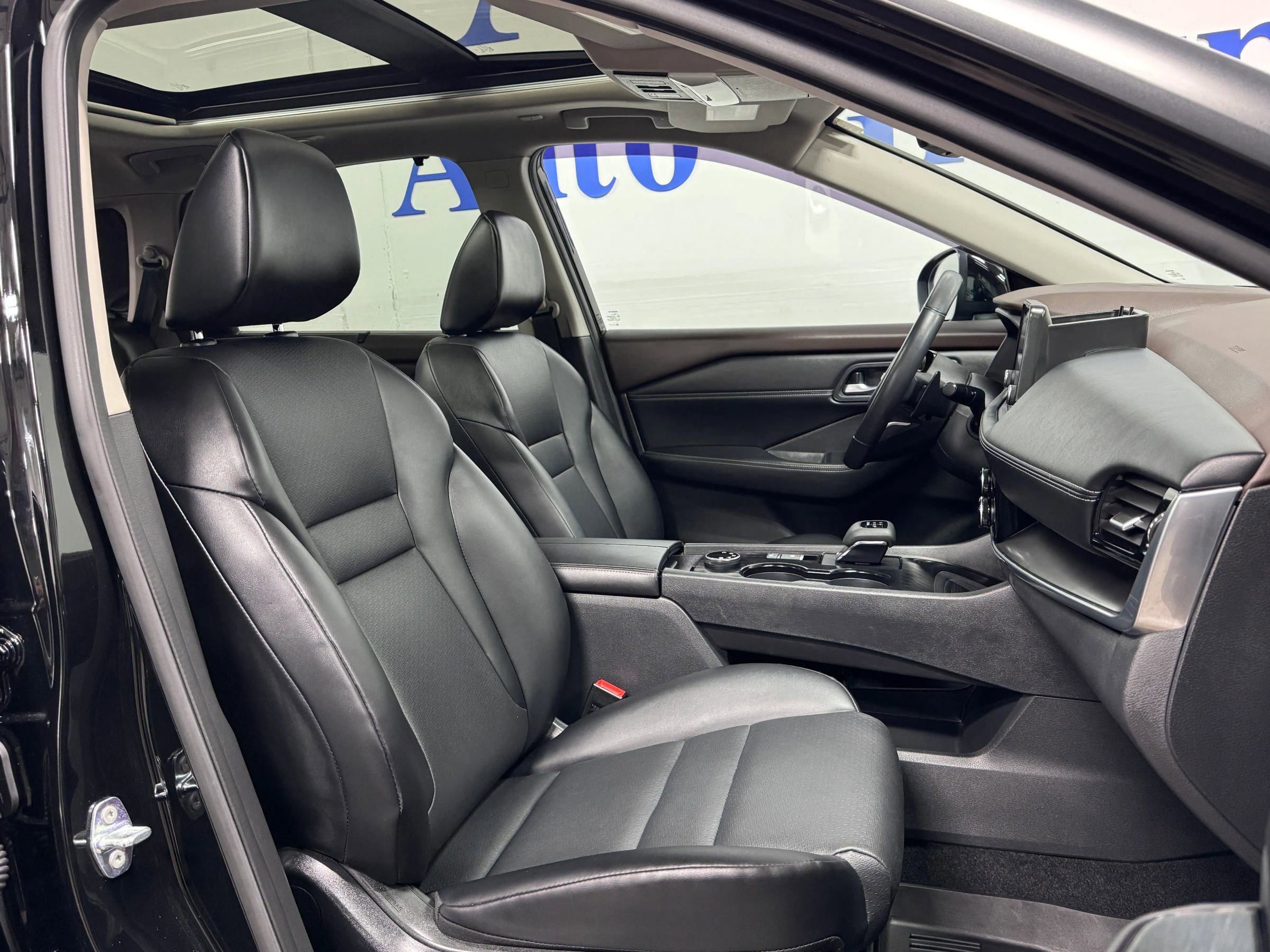 Used 2022 Nissan Rogue SV w/ SV Premium Package image 13