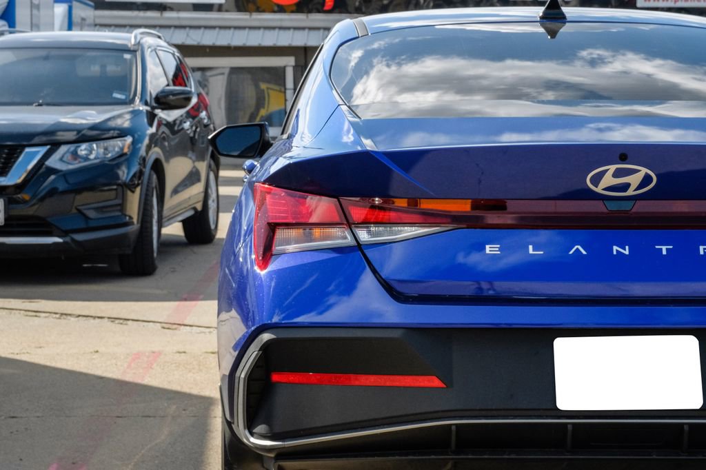 Used 2025 Hyundai Elantra SE image 47