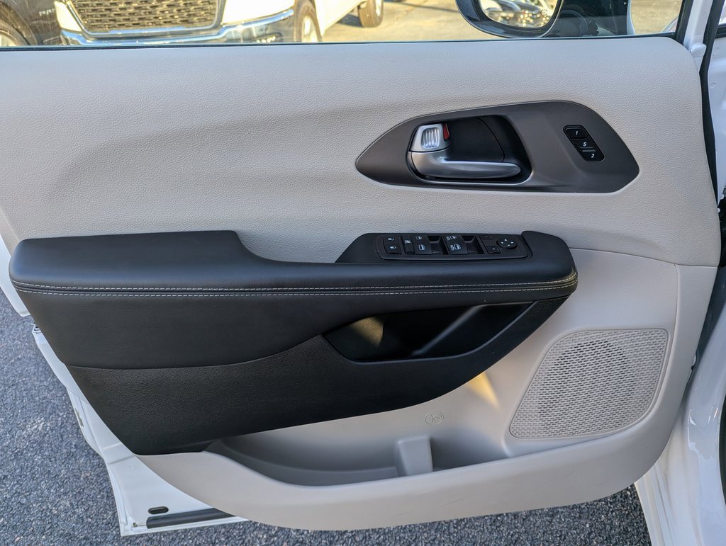 Used 2024 Chrysler Pacifica Touring-L image 21