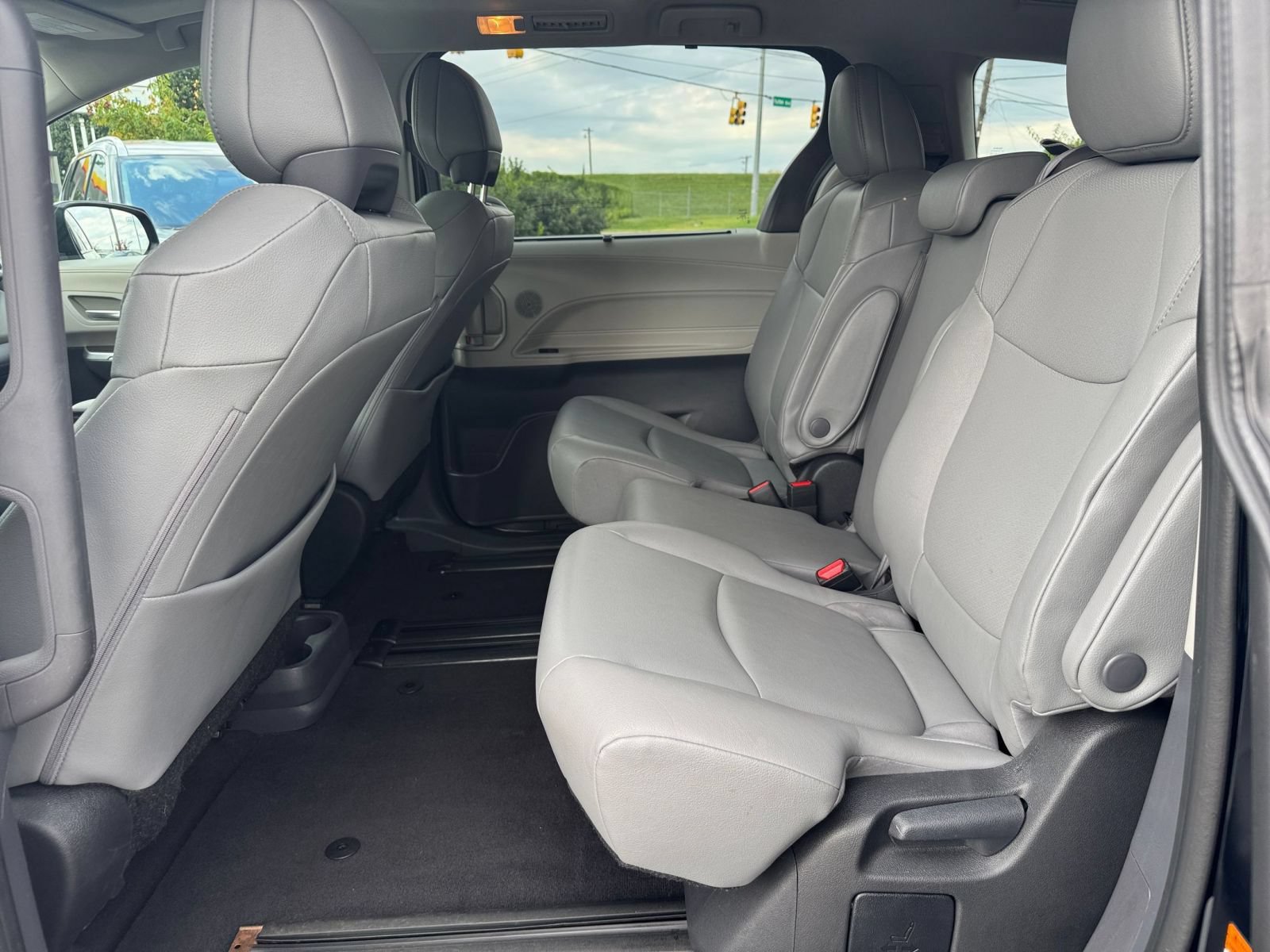 Used 2024 Toyota Sienna XLE FWD image 26