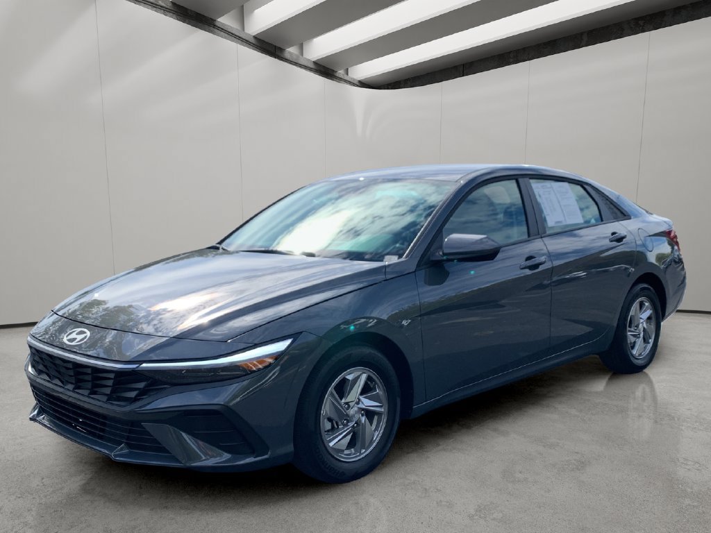 Used 2026 Hyundai Elantra SE FWD image 1