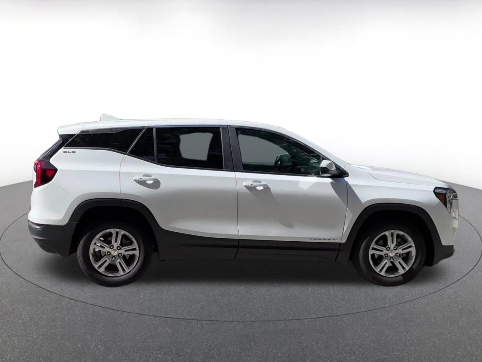 Used 2024 GMC Terrain SLE FWD image 15