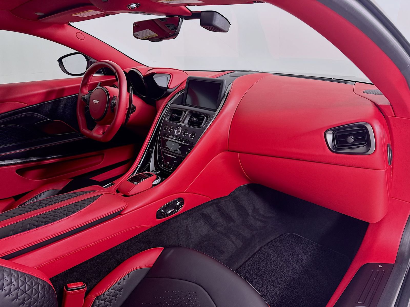 Used 2023 Aston Martin DBS Coupe image 22