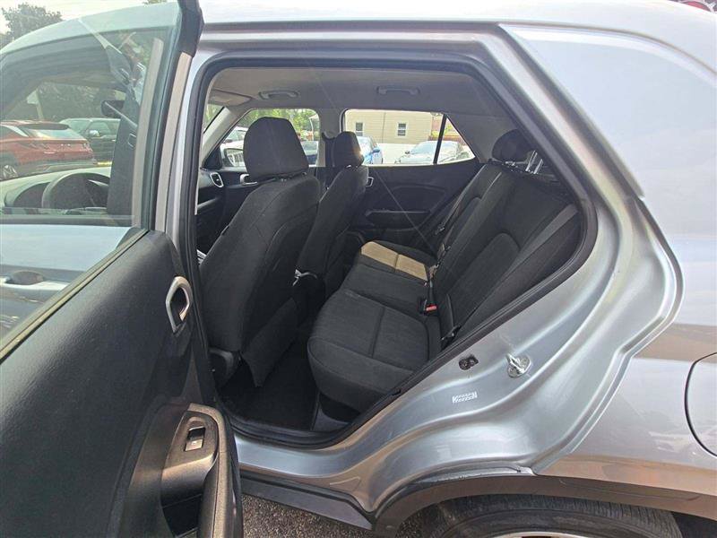 Used 2022 Hyundai Venue SE FWD image 8