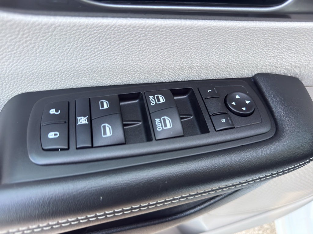 Used 2024 Chrysler Pacifica Touring-L FWD image 11