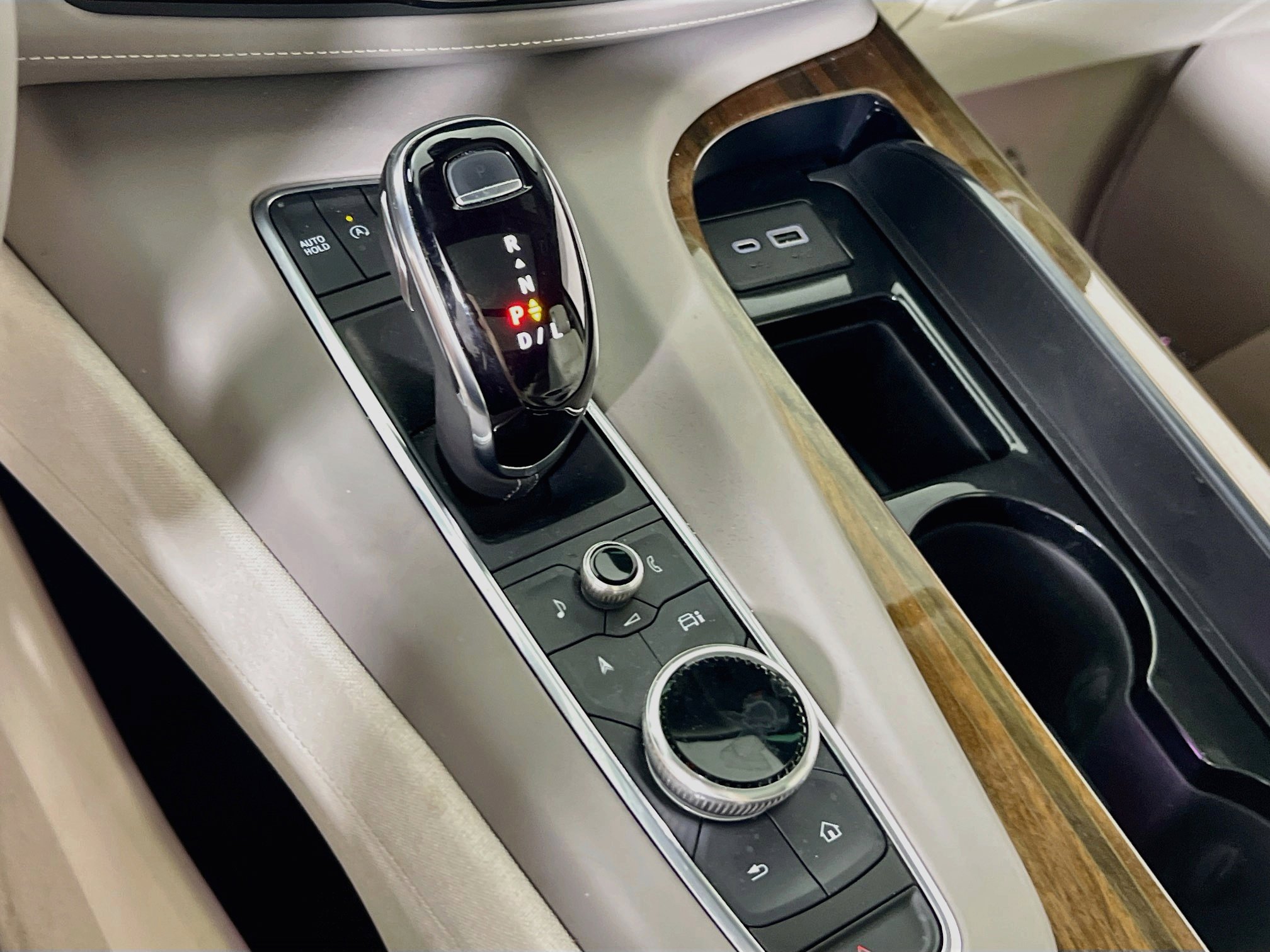 Used 2022 Cadillac Escalade Premium Luxury Platinum AWD/4WD image 17