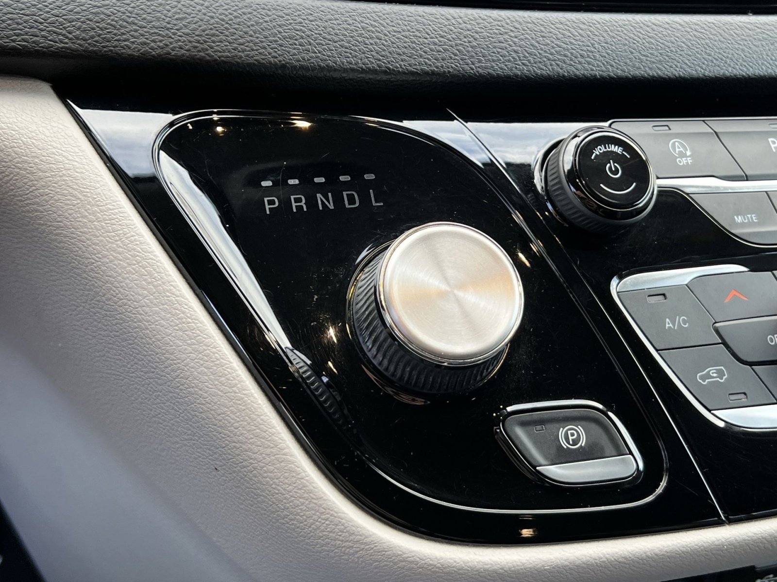 Used 2020 Chrysler Pacifica Touring-L image 19