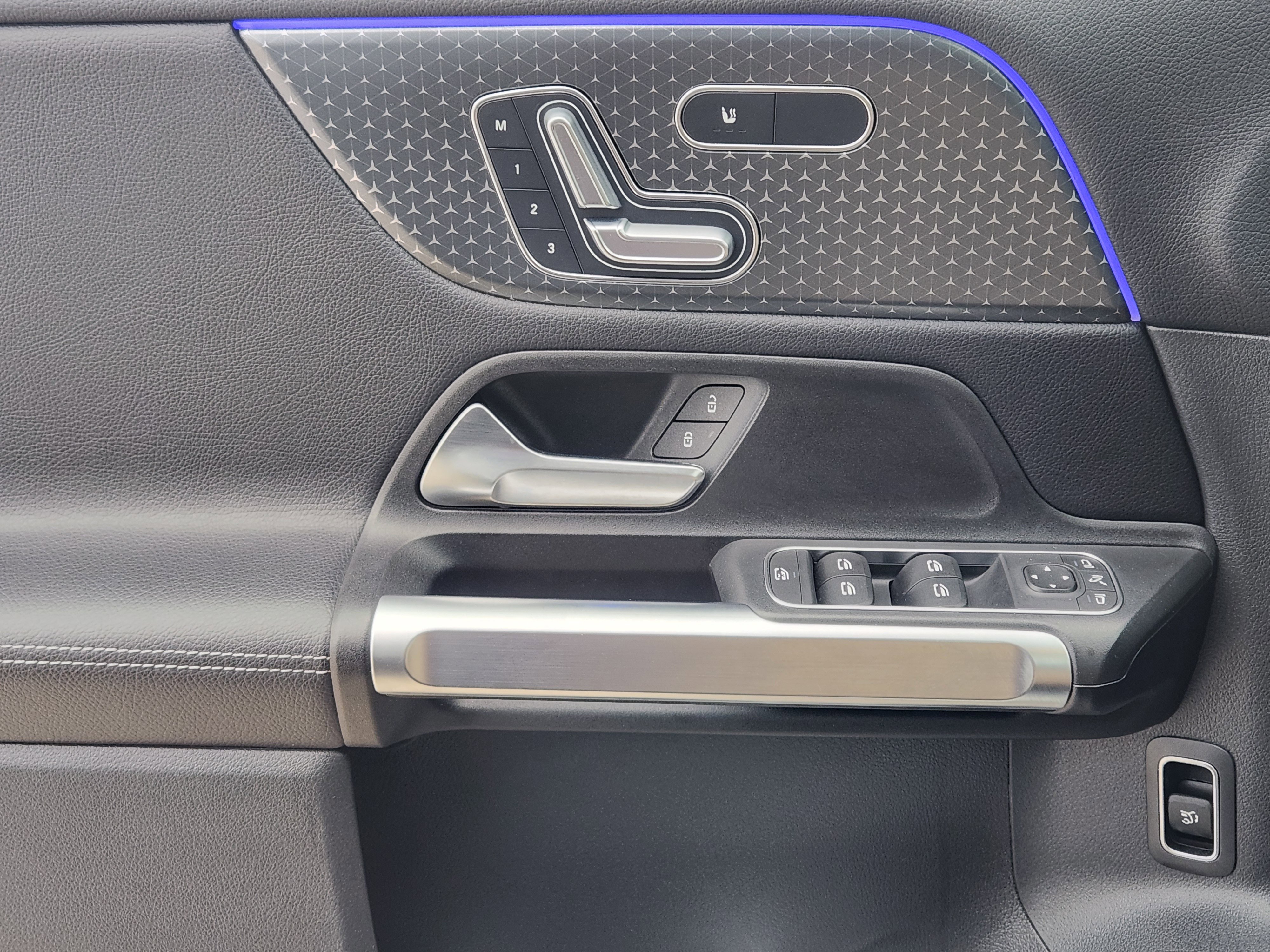 Used 2024 Mercedes-Benz GLB 250 4MATIC image 24